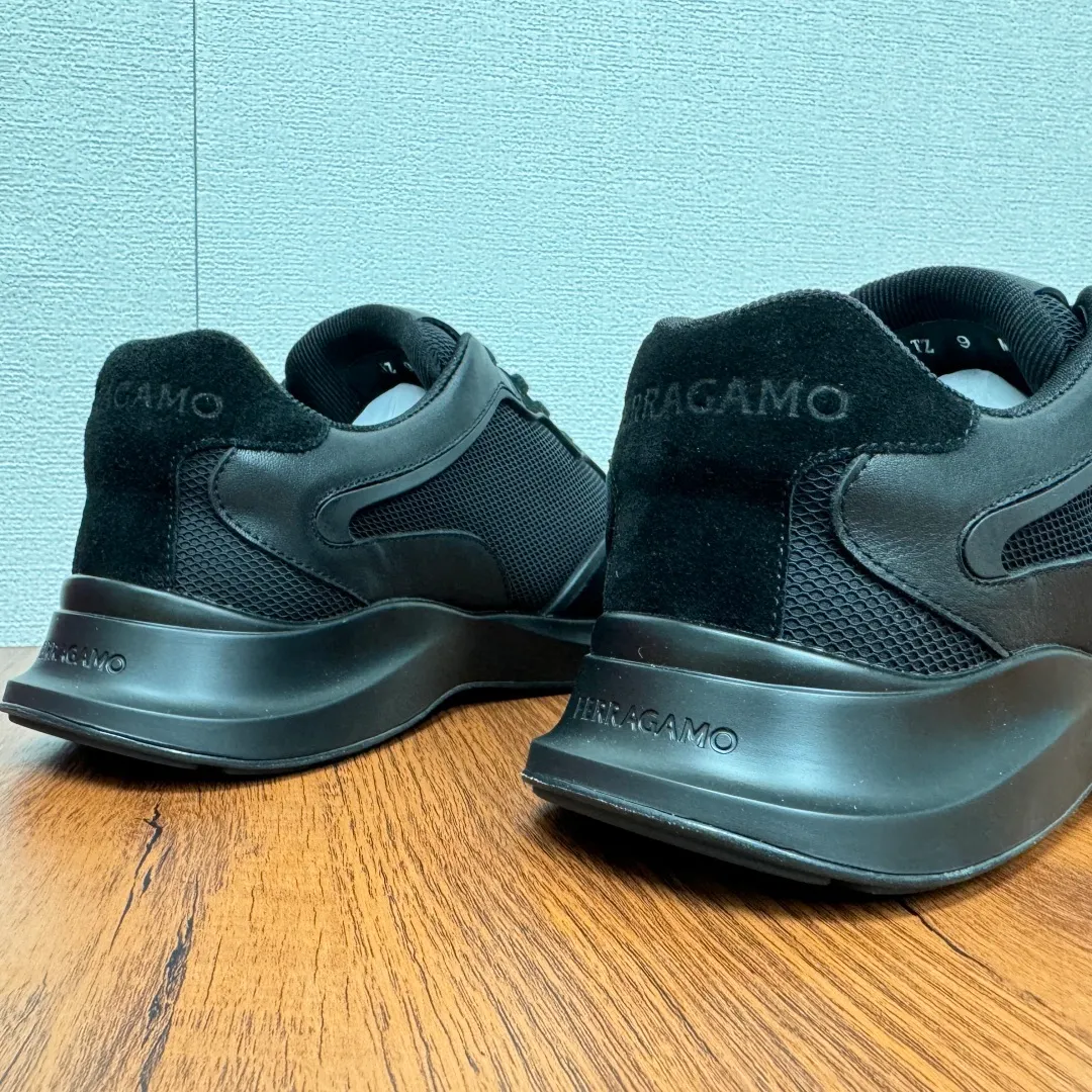[Ferragamo] Top P: 720💰 Size: 39~44 (38 45 custom-made, non-returnable) Ferragam/Ferragamo Cancini buckle men's low-top casual shoes Spring and summer official website synchronized new thick-soled versatile sports shoes for men This urban-style casual shoe boldly combines a variety of fabrics, cleverly using high-tech mesh fabrics and smooth leather to create a unique high-end look, with side dropouts Cancini buckle, padded collar and tongue, and eye-catching lightweight rubber sole make the design even more sophisticated! The perfect blend of style and comfort. , the shoe body is outlined with exquisite lines, embellished with iconic elements, and equipped with comfortable sole technology to boost your pace. Whether you are walking on the street or exercising, you can show your extraordinary charm. Item number: F688525 Black.
